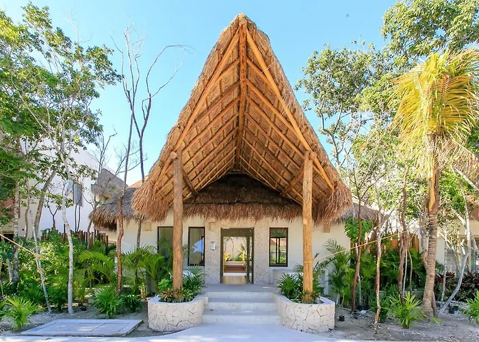 Complex With An Alluring Pool & Tropical Vibes By Stella Rentals! *